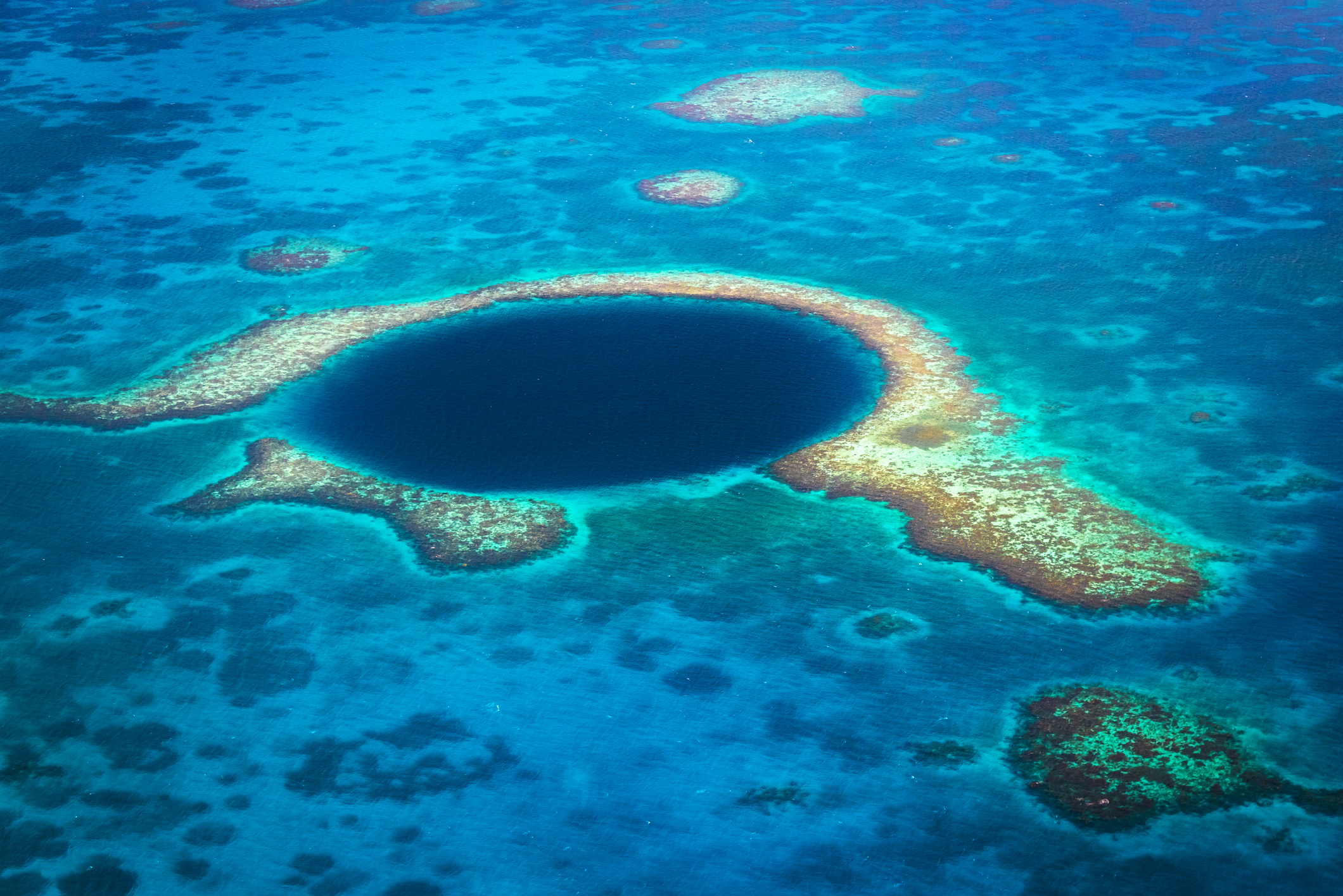 バリアリーフに浮かぶ「ブルーホール」(9日目)