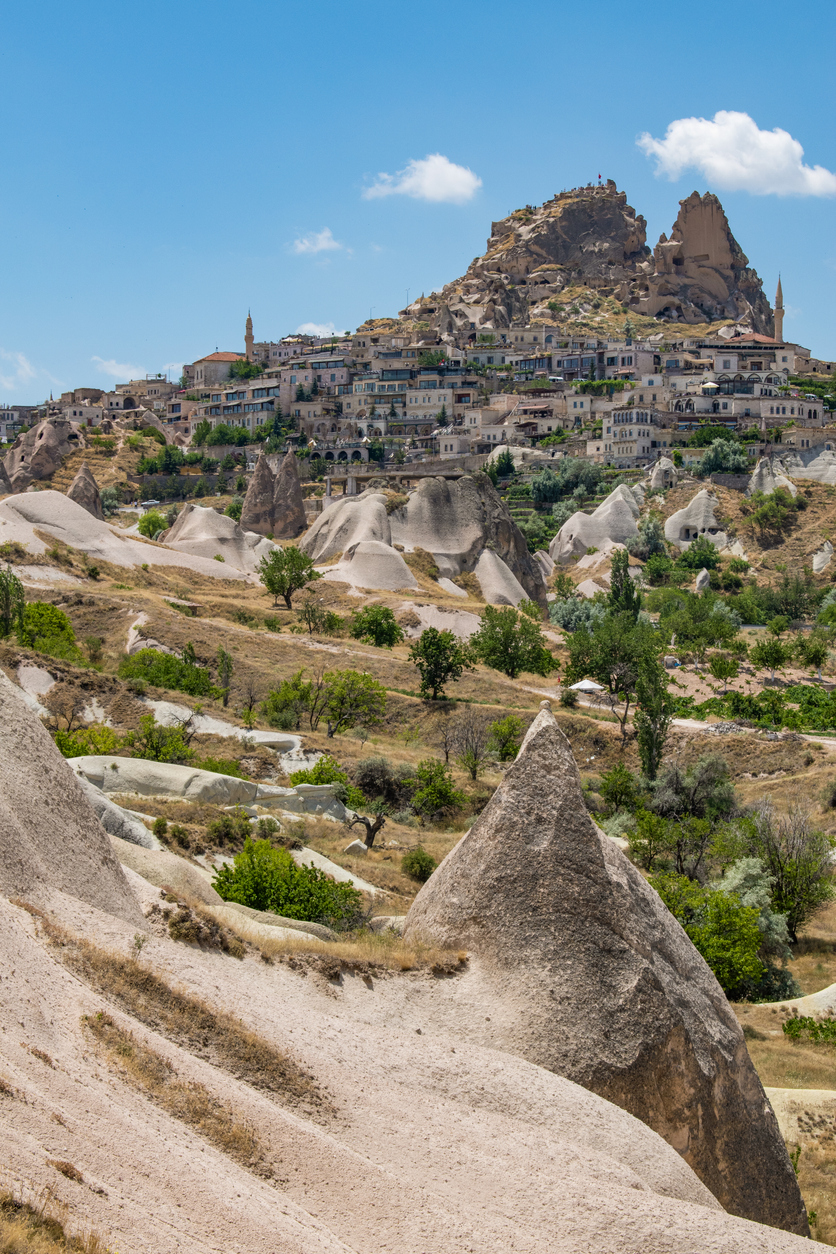 カメラを手に、幻想的な岩が点在する谷へ