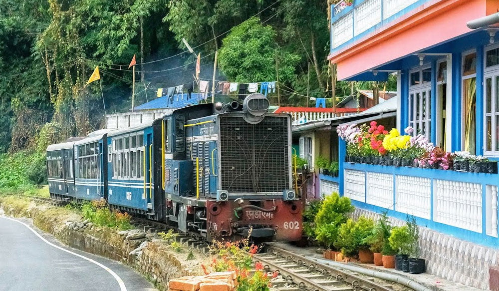 途中、美しい広場、バタシア・ループで10分程度停車。天気が良ければ機関車越しに美しいカンチェンジェンガの山がご覧いただけます。